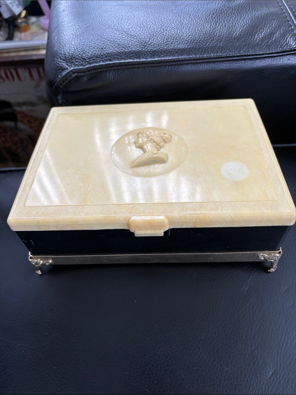 Vintage Mid Century Lion Cameo Trinket Box - Picture 9 of 10